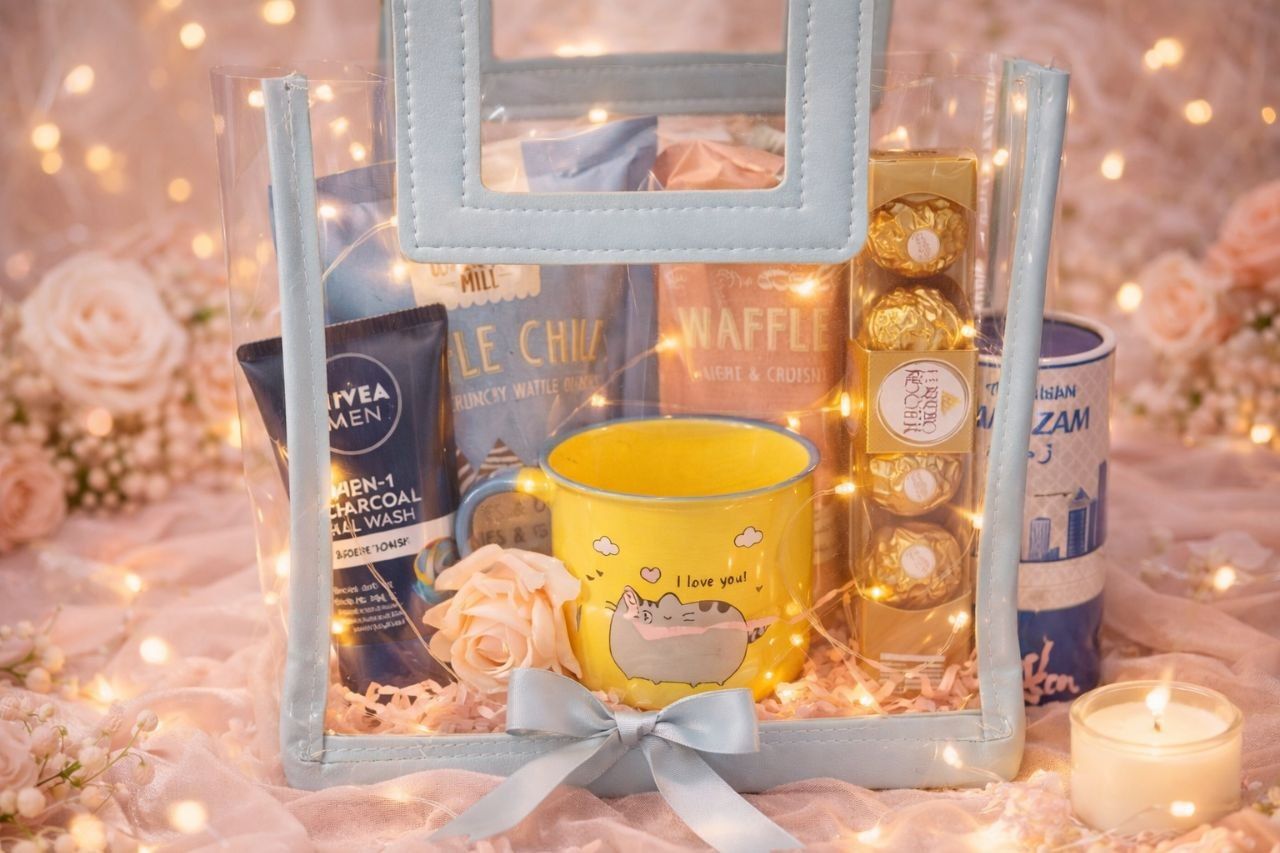 Luxury Pampering Gift Basket with Treats and Mug
