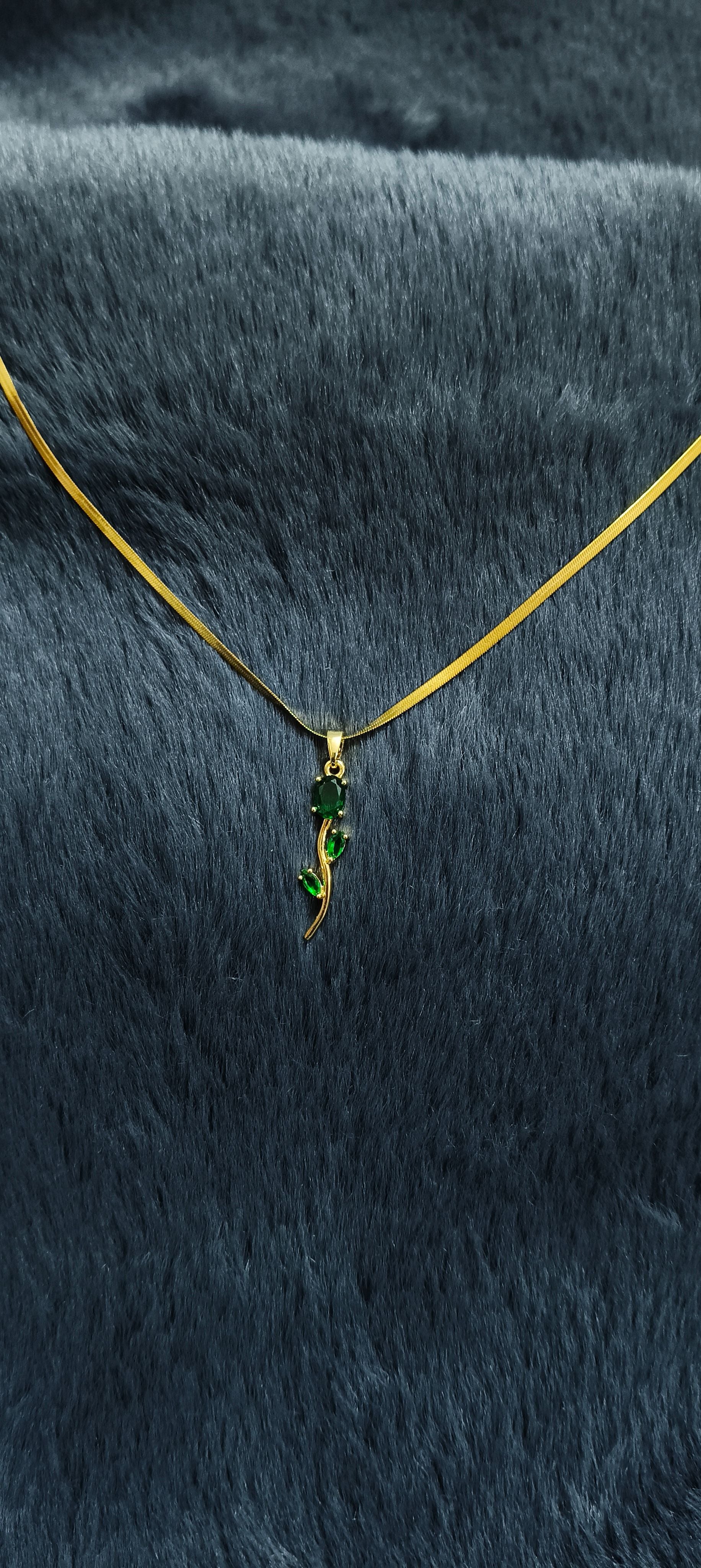 Exquisite Rose Pendant Necklace - Green